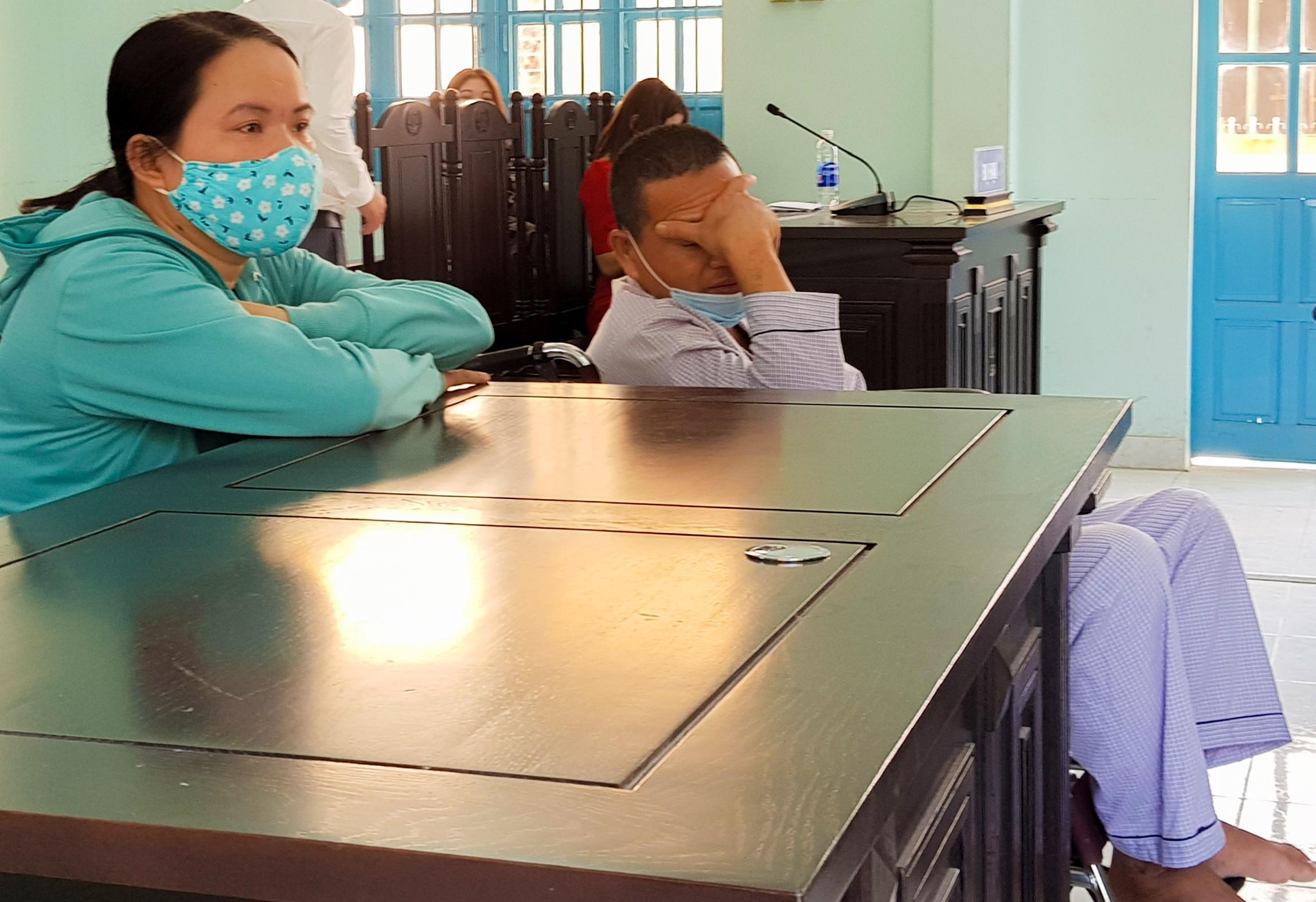 Bị cáo Võ Xuân Tân khóc nức nở sau khi nghe VKS đề nghị mức án tù. Ảnh: An Bình.