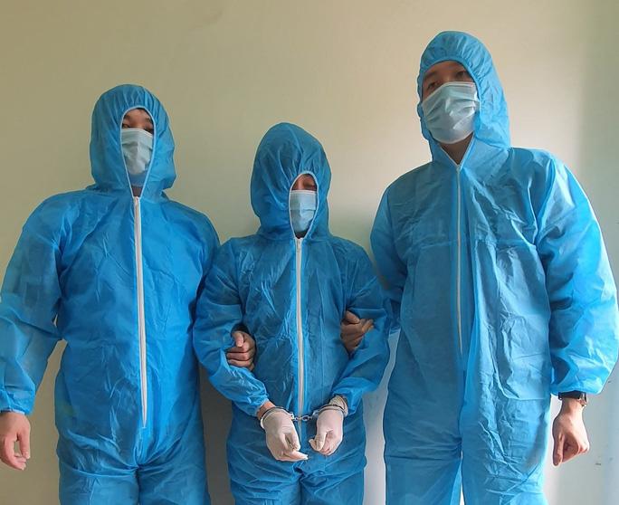 Hai người trong đường dây vận chuyển hàng chục ngàn tỉ đồng ra nước ngoài đầu thú - Ảnh 1. Vân động Lê Đức Đông (đứng giữa) ra đầu thú