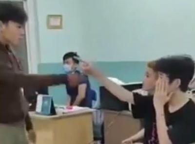 Bảo vệ khu phố đánh vào mặt một thiếu niên. Ảnh: Cắt từ clip.