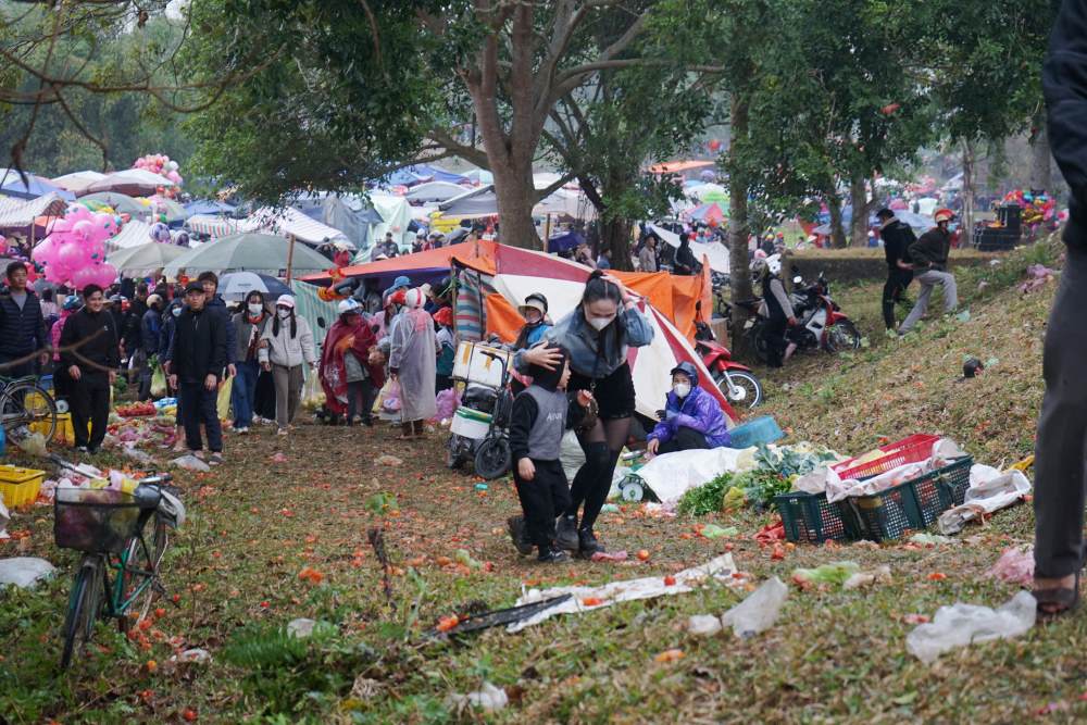 Phiên Chợ Chuộng “chợ choảng nhau” ngày Mùng 6 Tết năm 2025. Ảnh: Quách Du