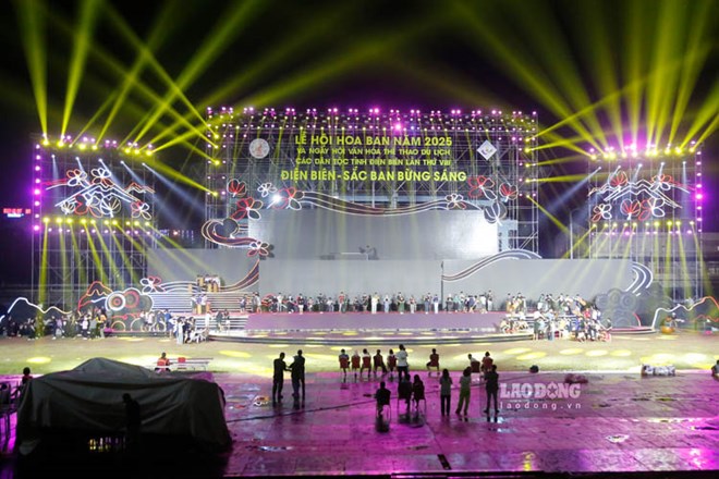 Cận cảnh sân khấu 700m2 sẵn sàng khai mạc Lễ hội Hoa Ban