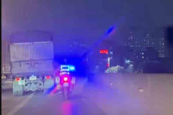 CSGT dẫn đường 10km cho xe taxi đưa người bệnh đi cấp cứu