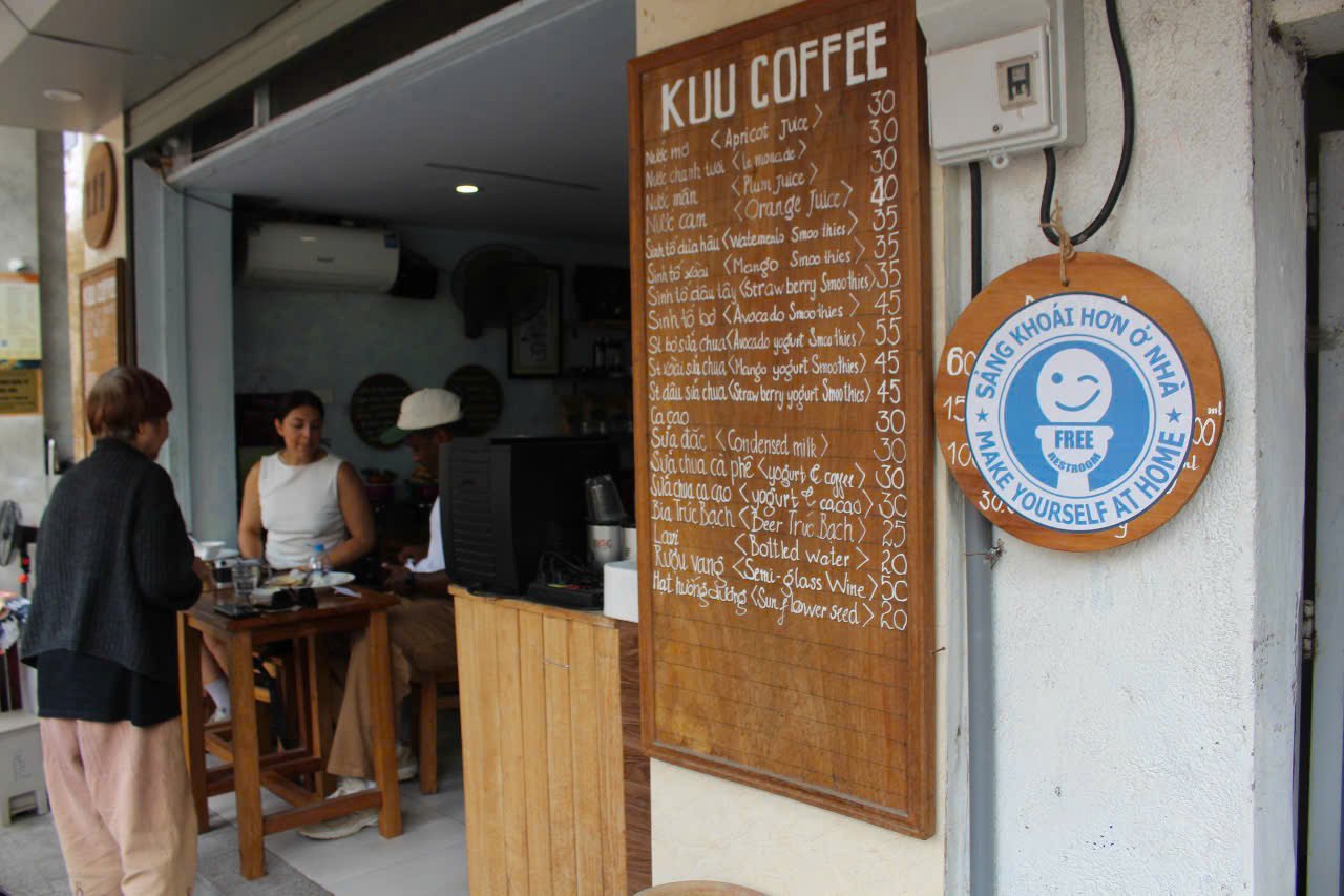 Tấm biển “Free Restroom” dán tại quán cà phê bà Nga. Ảnh: Lê Tuyến