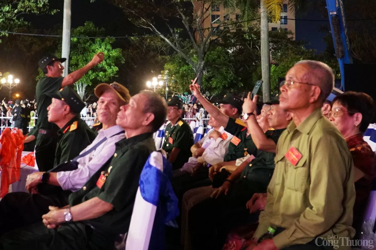 Các cựu chiến binh xem pháo hoa trong niềm vui đất nước thời bình