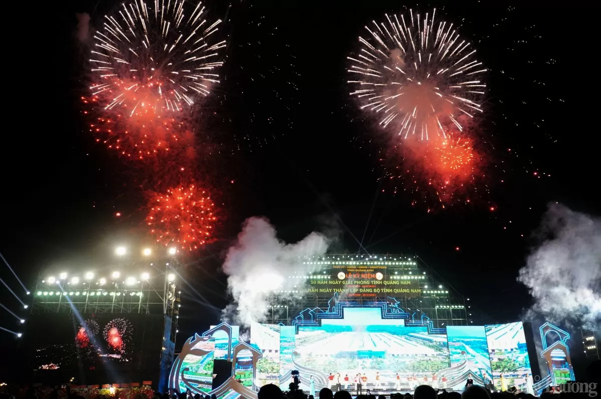 Pháo hoa rực rỡ mừng 50 năm Ngày giải phóng Quảng Nam