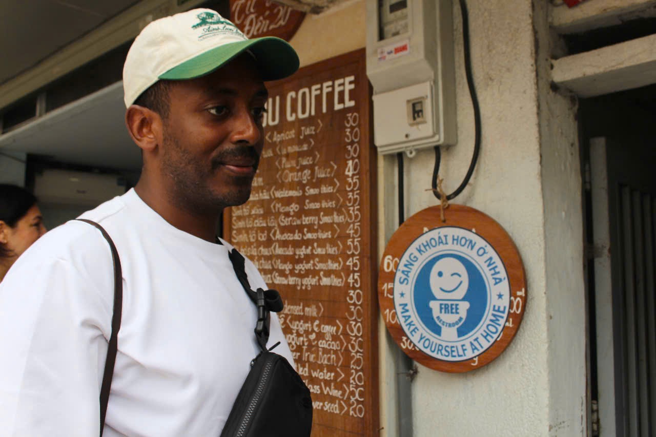 Anh Mike thấy rất vui khi Hà Nội có mô hình nhà vệ sinh miễn phí. Ảnh: Lê Tuyến