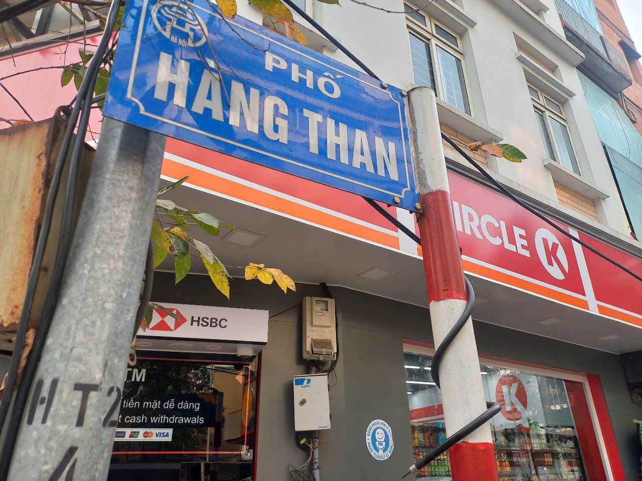 Tấm biển “Free Restroom” của cơ sở kinh doanh trên phố Hàng Than. Ảnh: Lê Tuyến