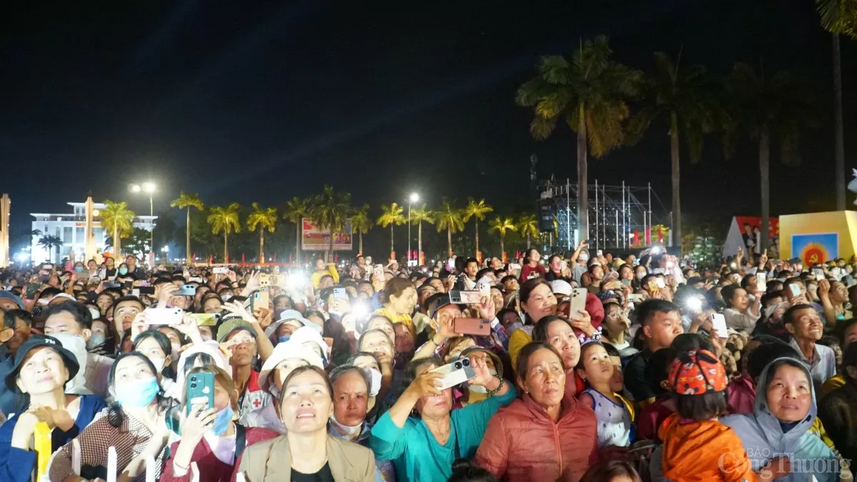 Hàng nghìn người dân và du khách đã đổ về Lễ kỷ niệm 50 năm Ngày giải phóng tỉnh và 95 năm Ngày thành lập Đảng bộ tỉnh để thưởng thức màn pháo hoa rực rỡ