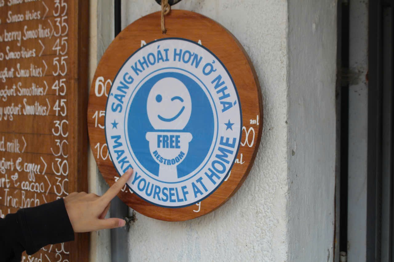 Khi thấy tấm biển màu xanh có dòng chữ “Free Restroom” cùng biểu tượng mặt cười có nghĩa là nhà vệ sinh này miễn phí. Ảnh: Lê Tuyến