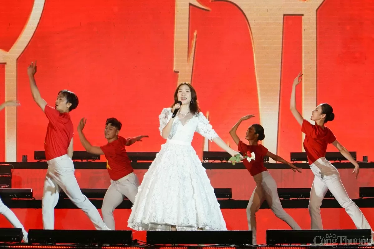 Pháo hoa rực rỡ mừng 50 năm Ngày giải phóng Quảng Nam