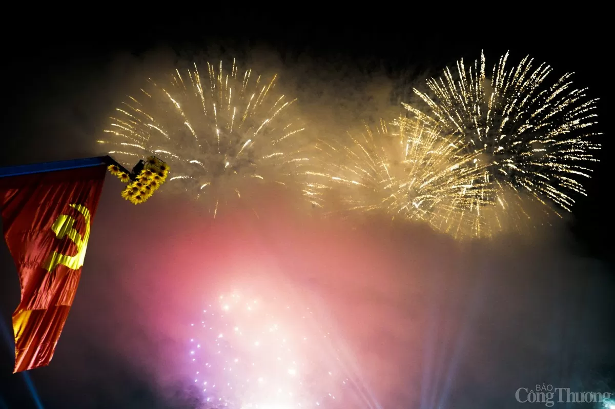 Đặc biệt, mừng 50 năm Ngày giải phóng, tỉnh Quảng Nam đã tổ chức bắn pháo hoa tầm cao để phục vụ người dân, du khách.