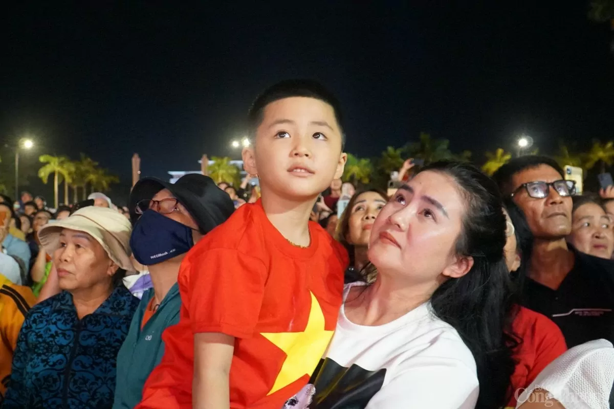 Người dân tỉnh Quảng Nam thưởng thức chương trình nghệ thuật và bắn pháo hoa trong niềm tự hào, kiêu hãnh và hạnh phúc là người con xứ Quảng anh hùng