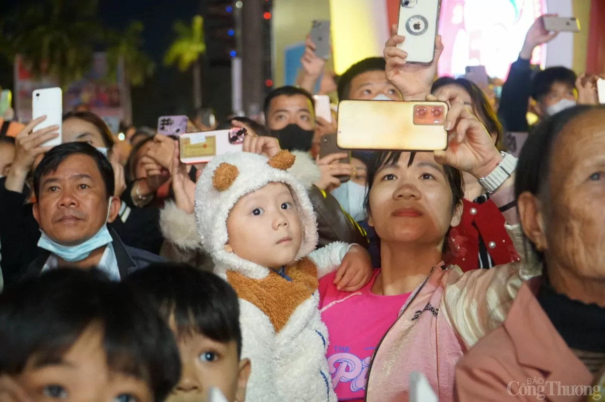 Nhiều em nhỏ theo bố mẹ đến mừng ngày vui của toàn tỉnh