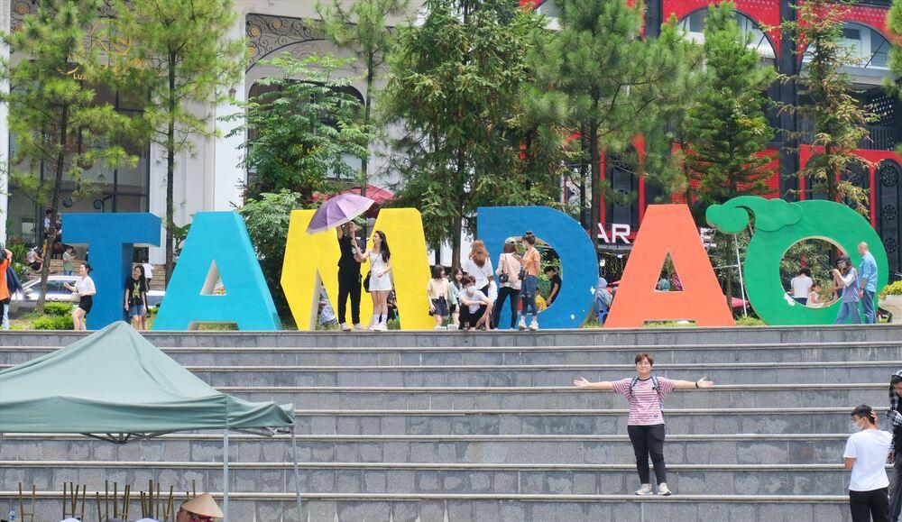 Quảng trường trung tâm Tam Đảo màu sắc là điểm đến đầu tiên mà du khách không thể bỏ lỡ. Rất nhiều du khách đến đây để lưu giữ những bức ảnh thật đẹp.