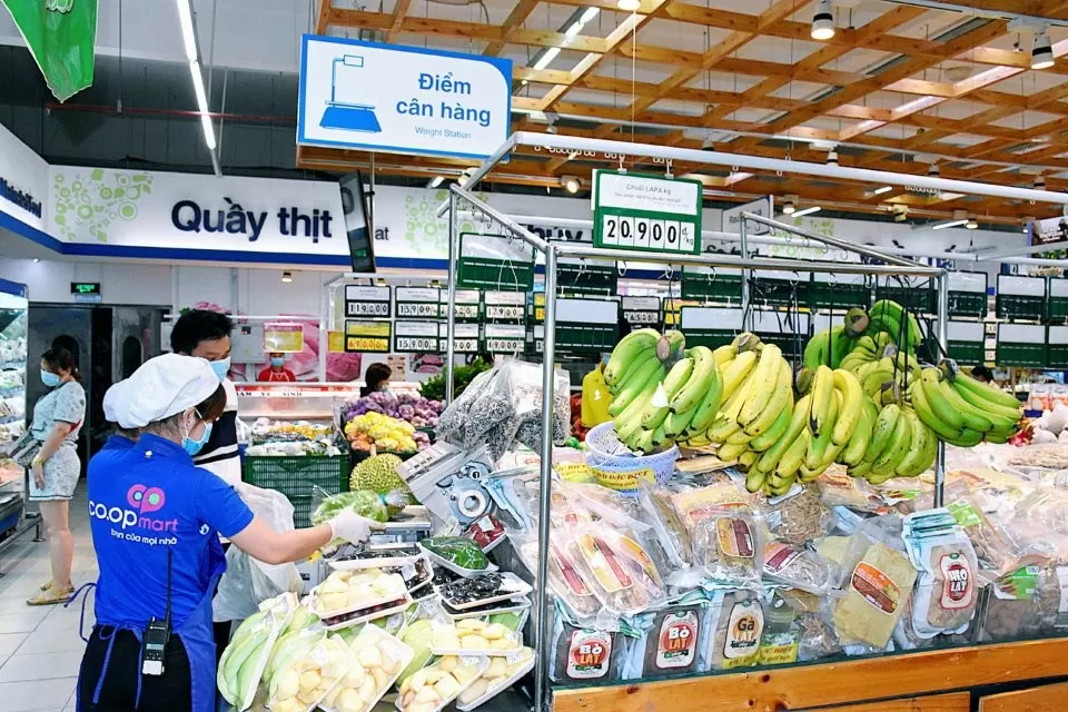 Khách hàng mua sắm hàng hóa tại Siêu thị Co.opmart Bạc Liêu. Ảnh: K.T