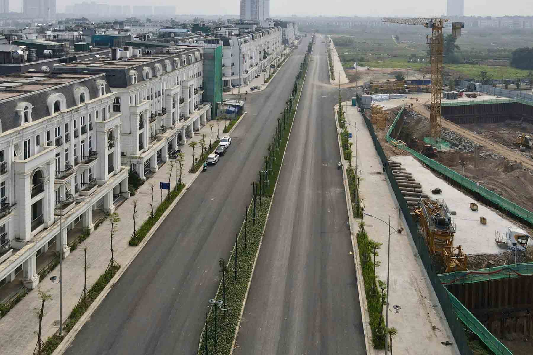 Đường Lê Quang Đạo đoàn qua đang được thảm nhựa mặt đường. Ảnh: Hữu Chánh