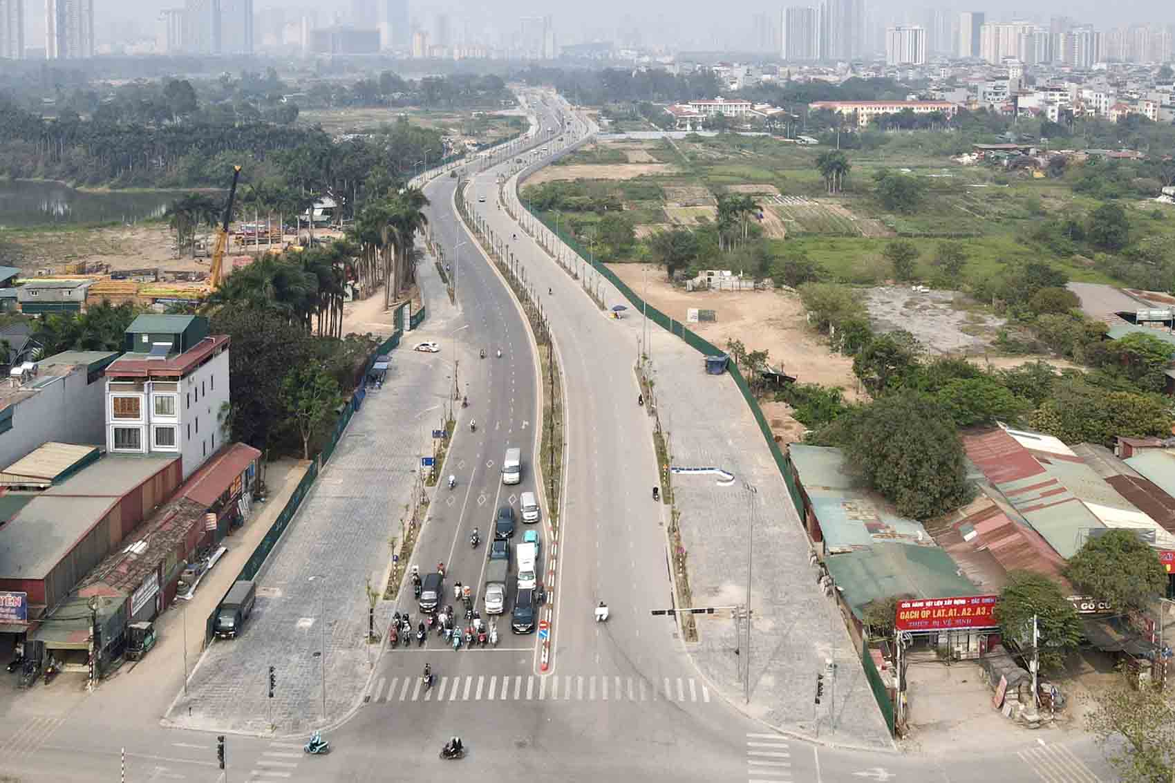 Trong ảnh là đường Lê Quang Đạo kéo dài đoạn từ nút giao đường tỉnh 70 đến nút giao đường gom Đại lộ Thăng Long được thông xe hồi tháng 1. Ảnh: Hữu Chánh