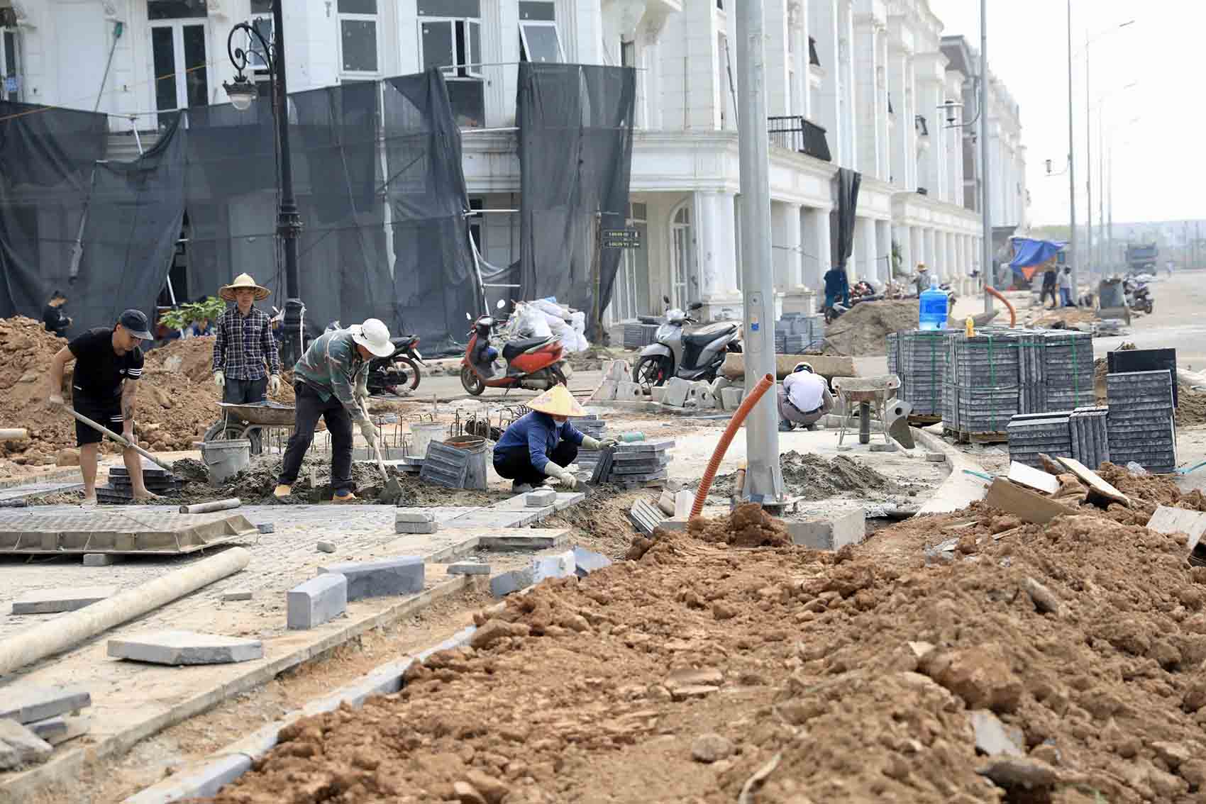 Hạng mục lát đá vỉa hè đang được công nhân triển khai. Ảnh: Hữu Chánh