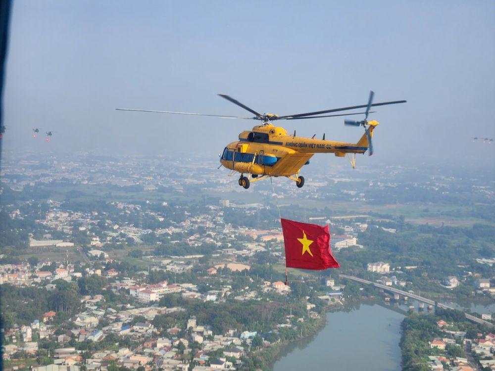 Cờ Đảng, cờ Tổ quốc tung bay trên bầu trời khu vực Biên Hòa (Đồng Nai). Ảnh: Anh Tú