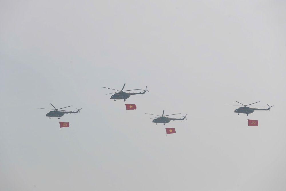 Khoảng 10 trực thăng hiện đại như Mi-8, Mi-171, Mi-17… được các phi công diễn tập bay biểu diễn kéo cờ Tổ quốc, cờ Đảng để chuẩn bị cho lễ kỉ niệm 50 năm thống nhất đất nước. Ảnh: Anh Tú