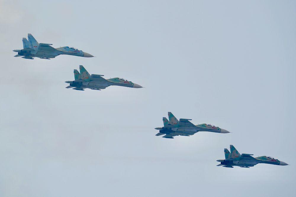 Chiến cơ Su-30MK2, Yak-130 trên bầu trời. Ảnh: Anh Tú