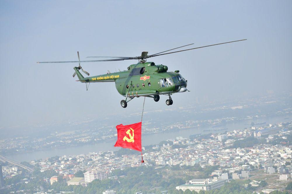 Hình ảnh các trực thăng bay diễn tập treo cờ ở Biên Hòa (Đồng Nai). Ảnh: Anh Tú