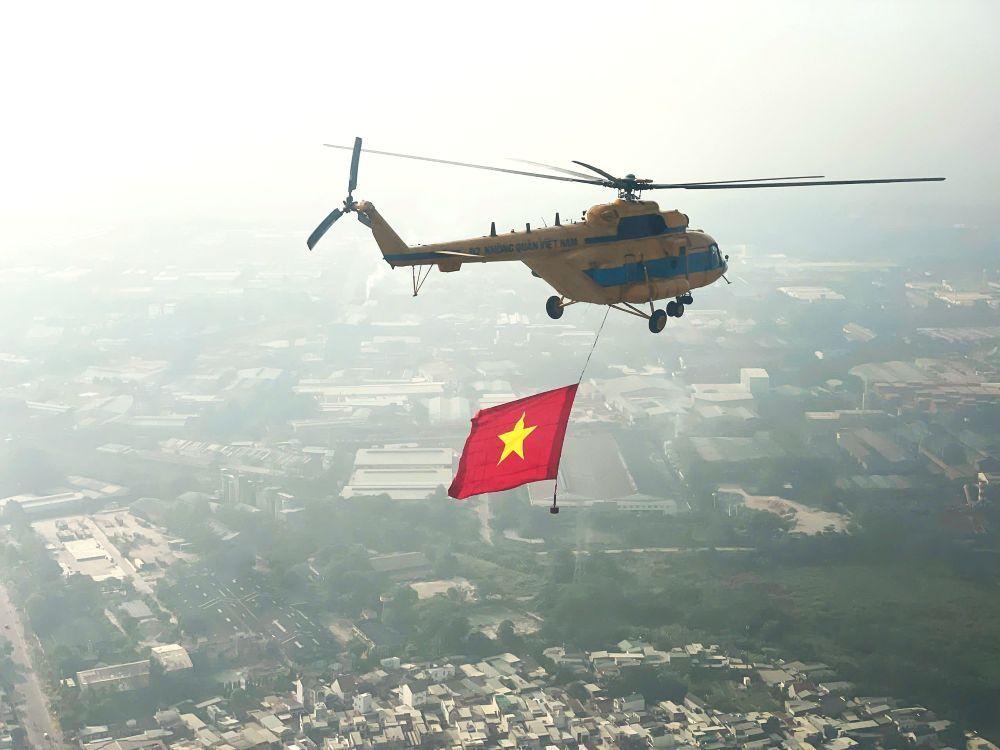 Nhiệm vụ của phi đội trực thăng là mang cờ Tổ quốc, cờ Đảng bay qua dinh Độc Lập. Ảnh: Anh Tú