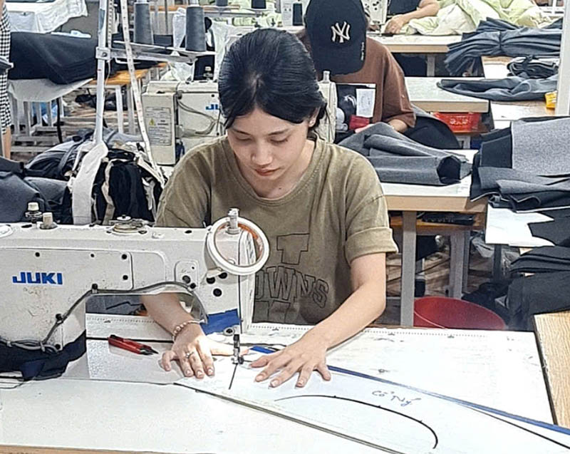 Chị Mai chấp nhận ở lại tăng ca với chi phí hỗ trợ 30.000 đồng/giờ. Ảnh: Minh Hương.