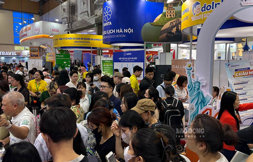 Khách tham quan đông nghịt tại hội chợ VITM Hà Nội 2025. Ảnh: Phạm Huyền