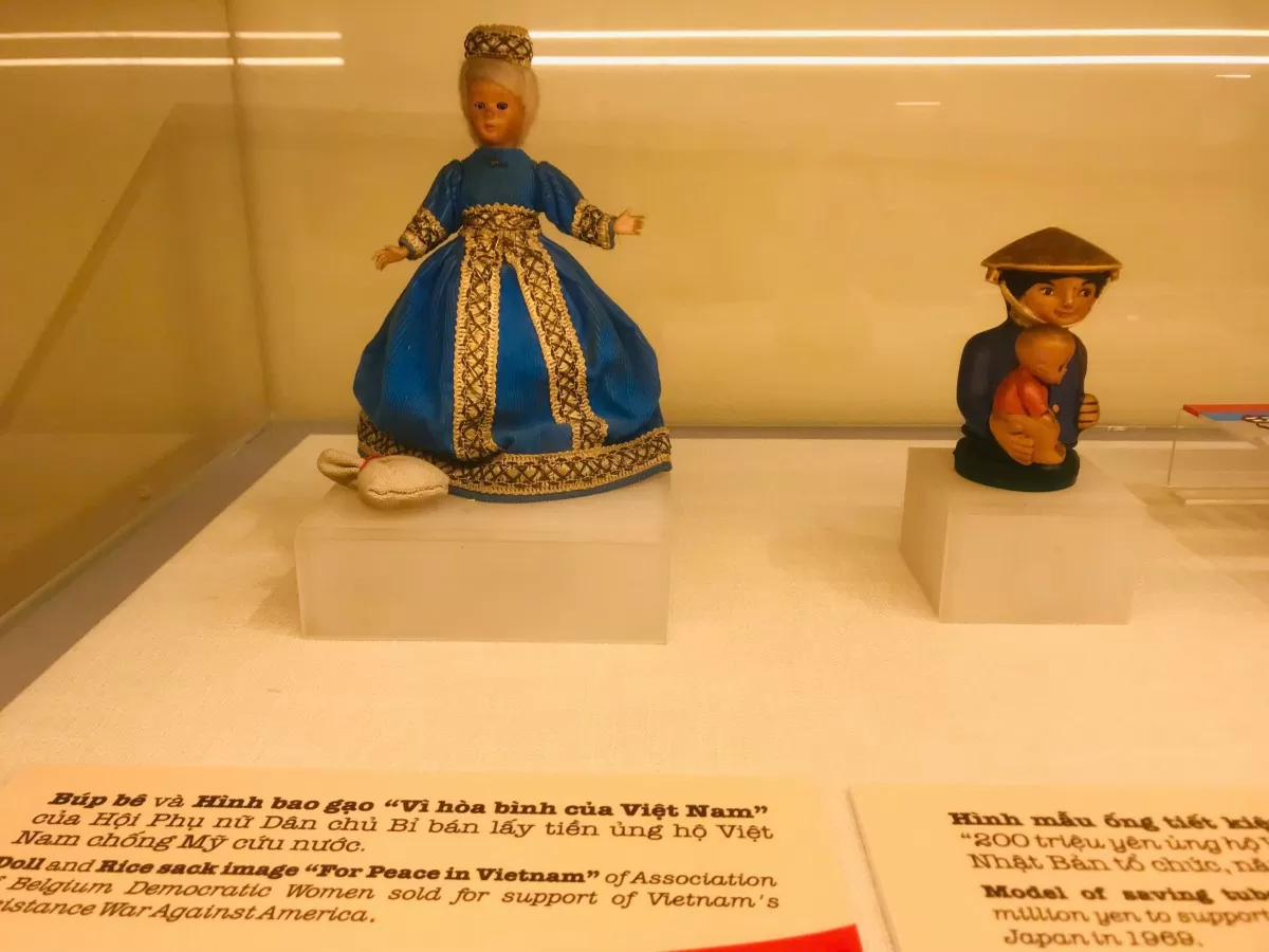 Búp bê và hình bao gạo 'Vì hoà bình của Việt Nam' của Hội phụ nữ Dân chủ Bỉ bán lấy tiền ủng hộ Việt Nam chống Mỹ cứu nước