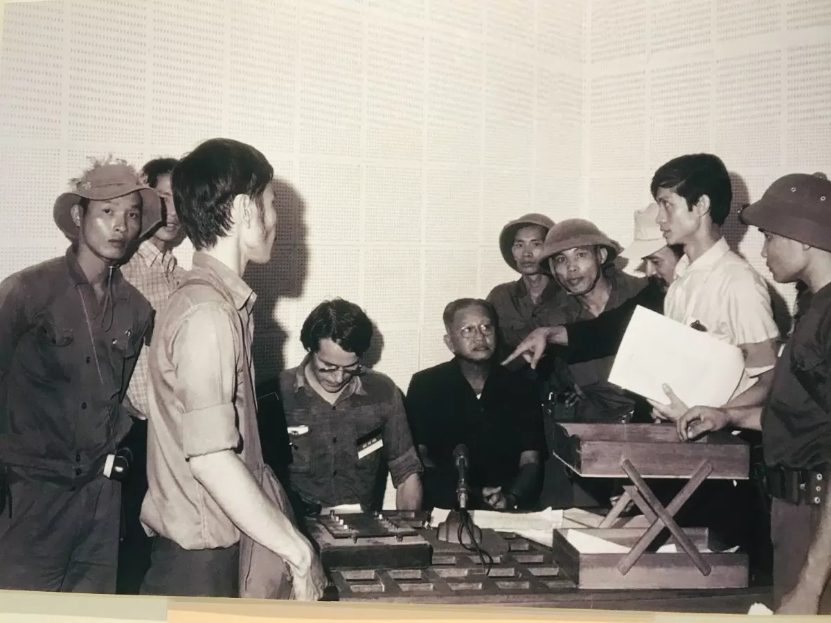 Tổng chính quyền Sài gòn Dương Văn Minh đọc Tuyên bố đầu hàng vô điều kiện tại Đài Phát thanh Sài Gòn, trưa ngày 30/4/1975