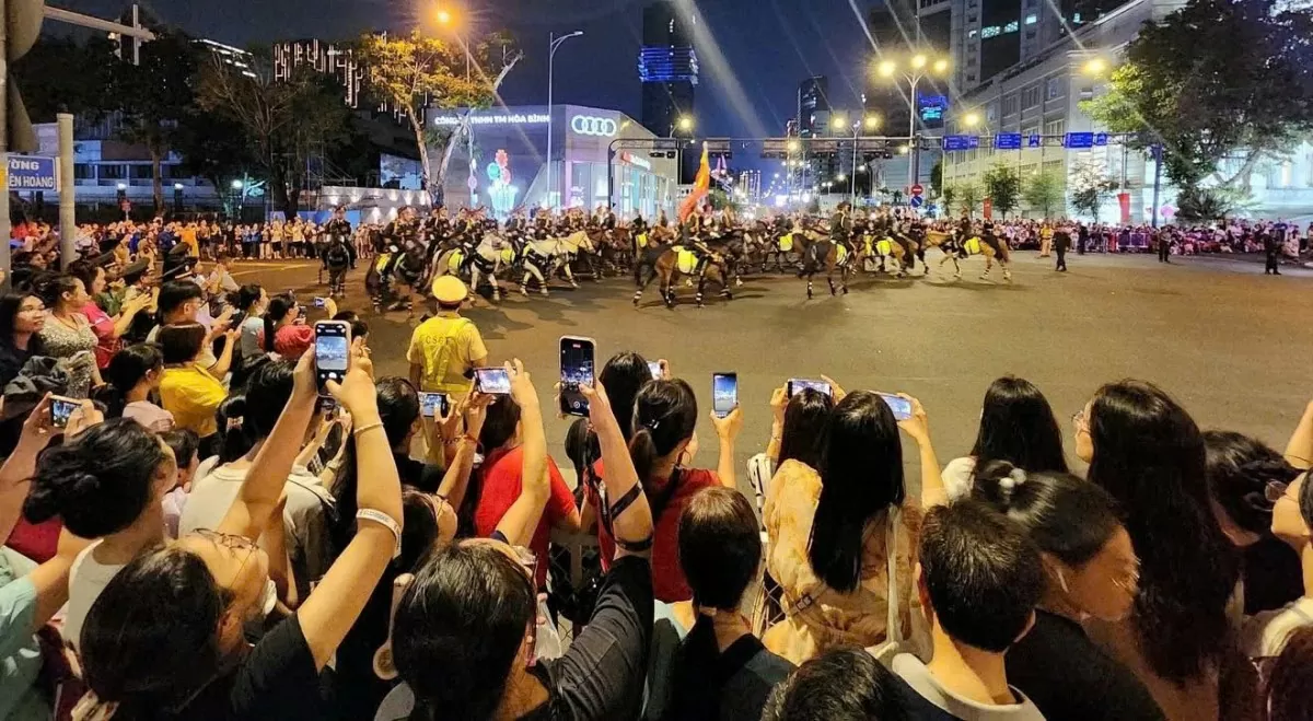 Thấy gì khi giới trẻ háo hức trước giờ hợp luyện diễu binh lần 2?