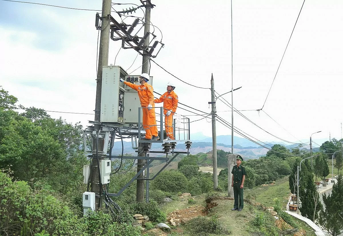 Kiểm tra trạm biến áp cấp điện cho khu vực giáp biên giới