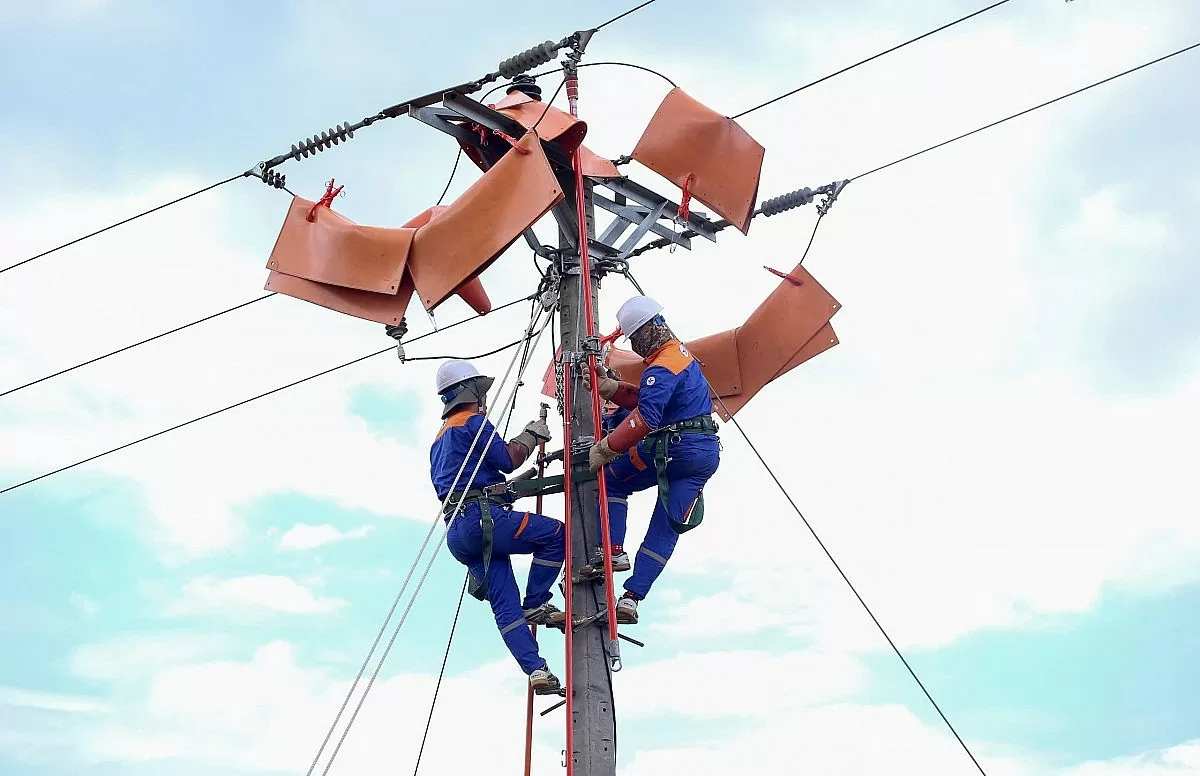 Nhân viên điện lực Mộc Châu thực hiện sửa chữa điện hotline