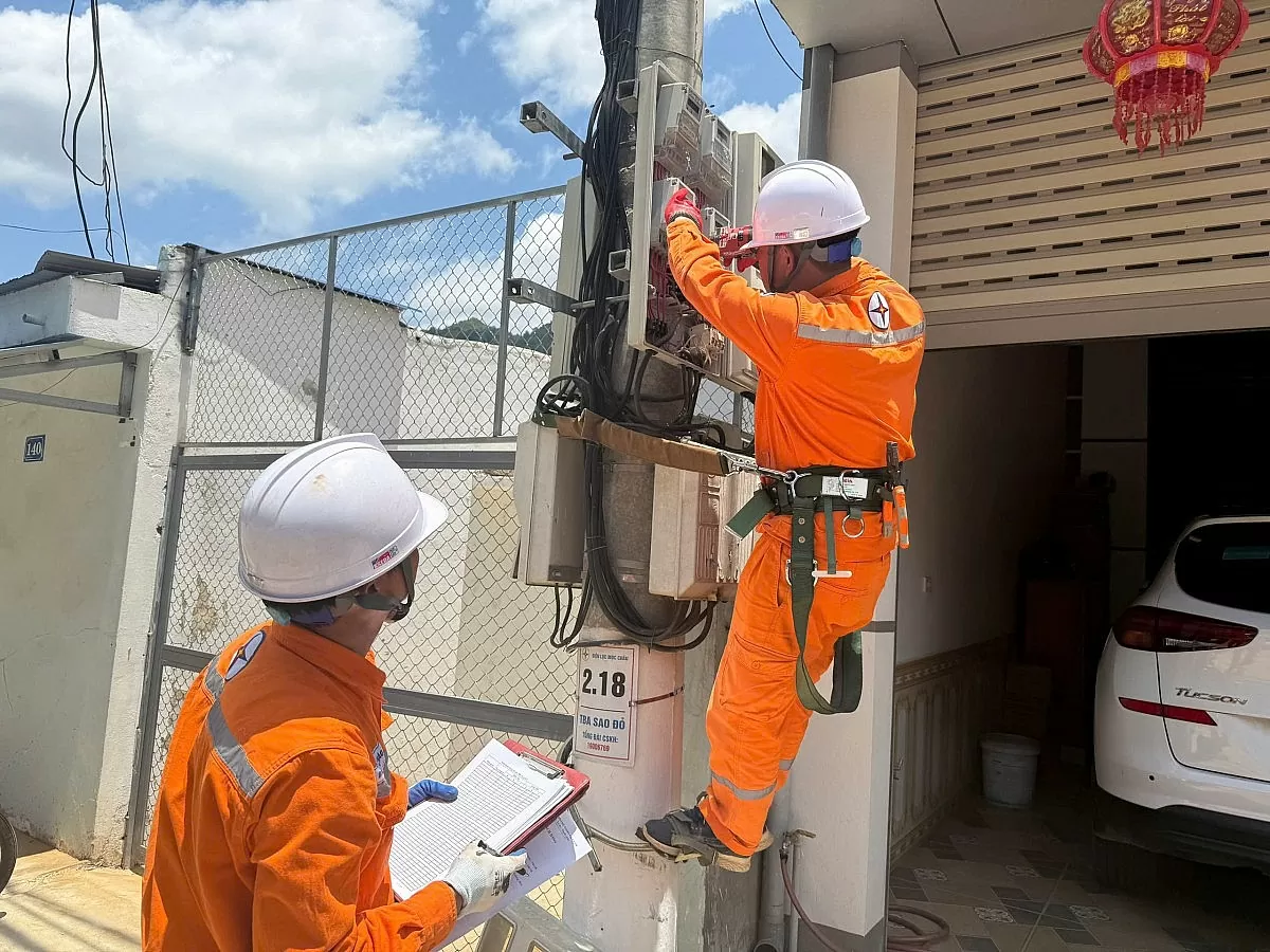 Nhân viên Điện lực Mộc Châu kiểm tra công tơ điện tại khu vực dân cư