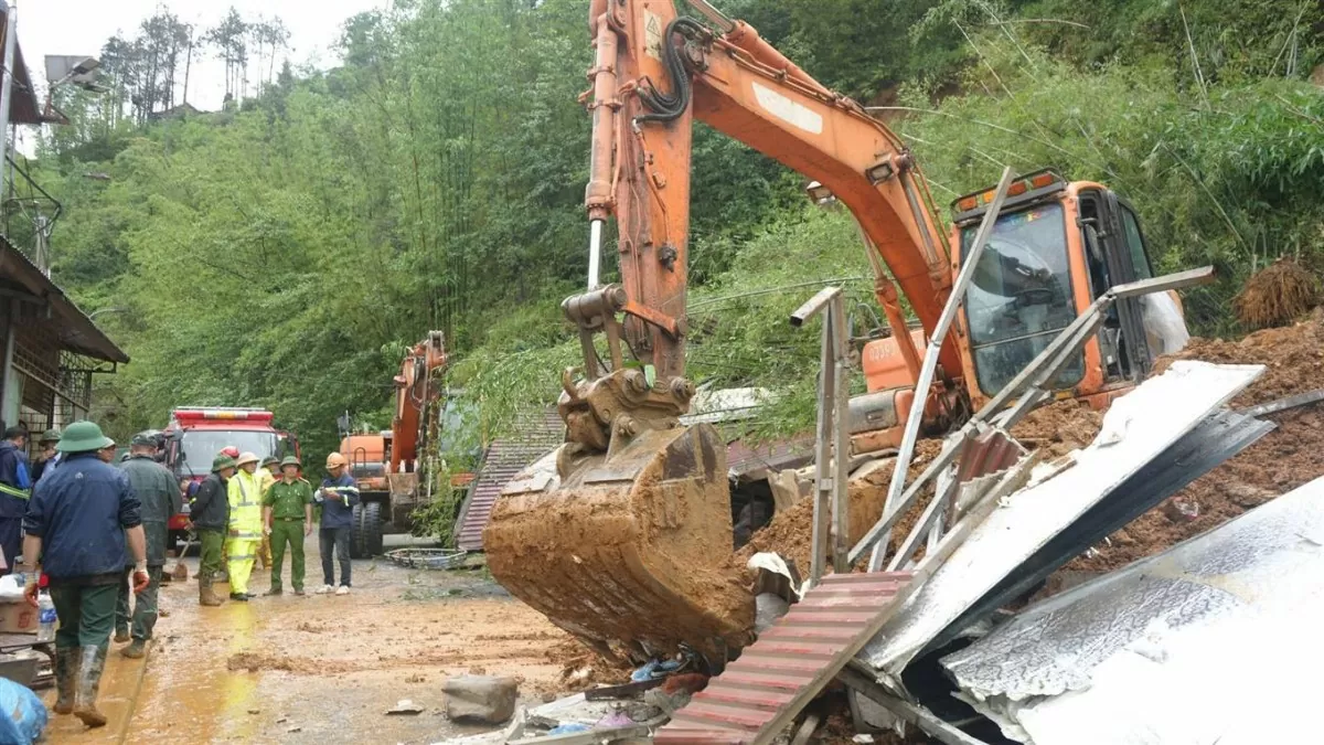 Lào Cai: Sạt lở đất trong đêm vùi lấp nhà dân tại Sa Pa
