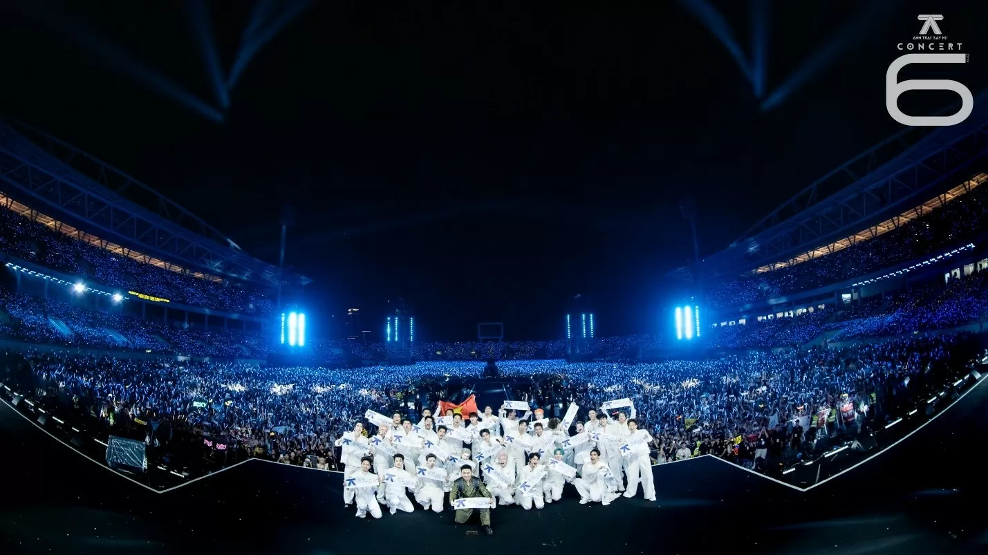 Concert cuối dưới mưa: Anh trai Say Hi đốt cháy sân khấu, fan Việt cháy cả thanh xuân