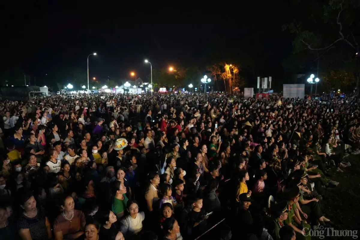 Đông đảo người dân đến xem Chương trình nghệ thuật tại Lễ khai mạc Lễ hội Làng Sen năm 2025.