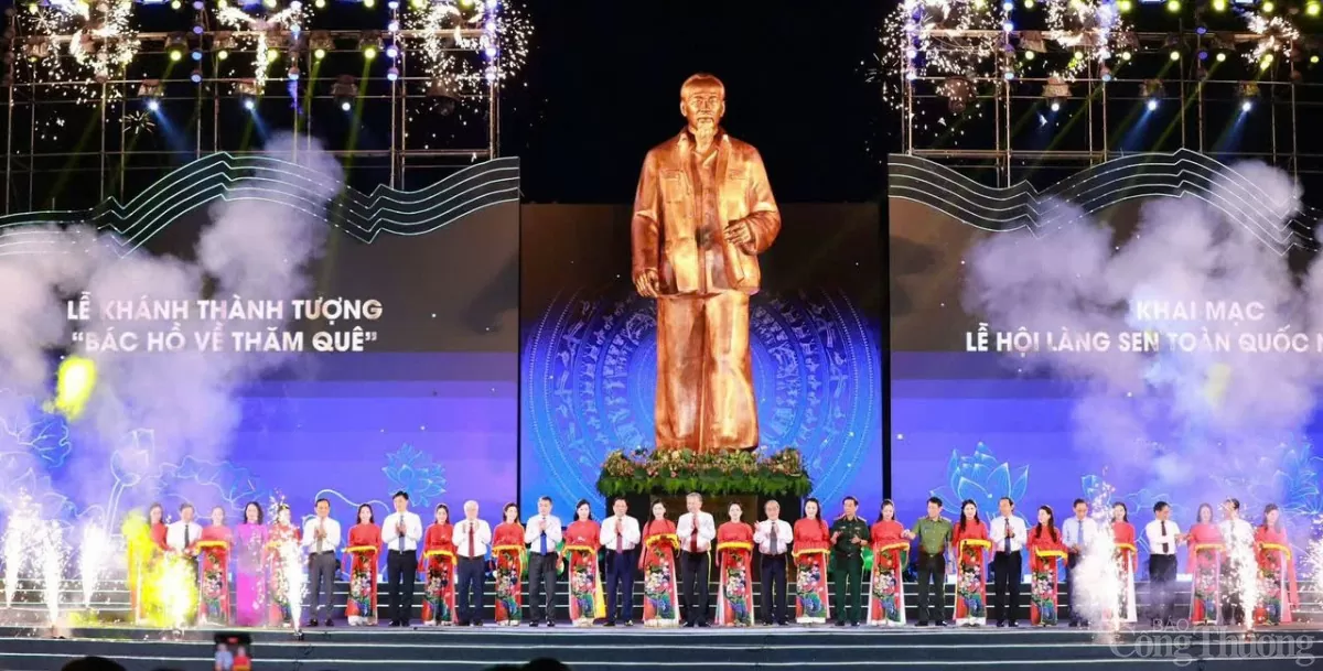 Các đại biểu cắt băng khánh thành tượng đài “ Bác Hồ về thăm quê”.