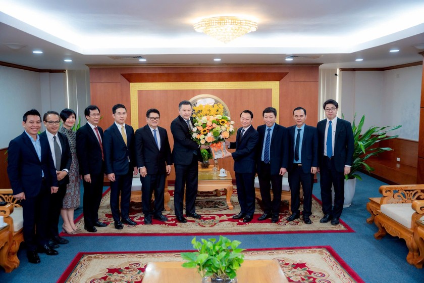 Chủ tịch Tập đoàn C.P. trao hoa chúc mừng Bộ trưởng Bộ Nông nghiệp và Môi trường