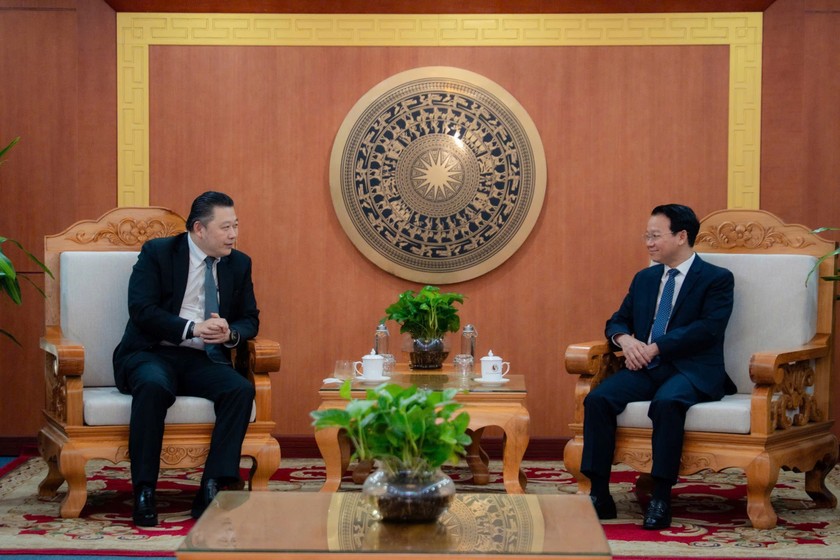 Bộ trưởng Bộ Nông nghiệp và Môi trường Đỗ Đức Duy (bên phải) làm việc với ông Soopakij Chearavanont - Chủ tịch Tập đoàn C.P.