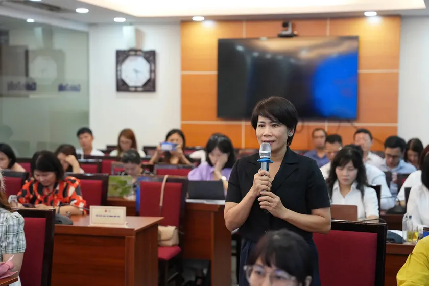 Bà Bùi Thị Diệu Linh trao đổi tại Tọa đàm. (Ảnh: KT&ĐT) Bà Bùi Thị Diệu Linh trao đổi tại Tọa đàm. (Ảnh: KT&ĐT)