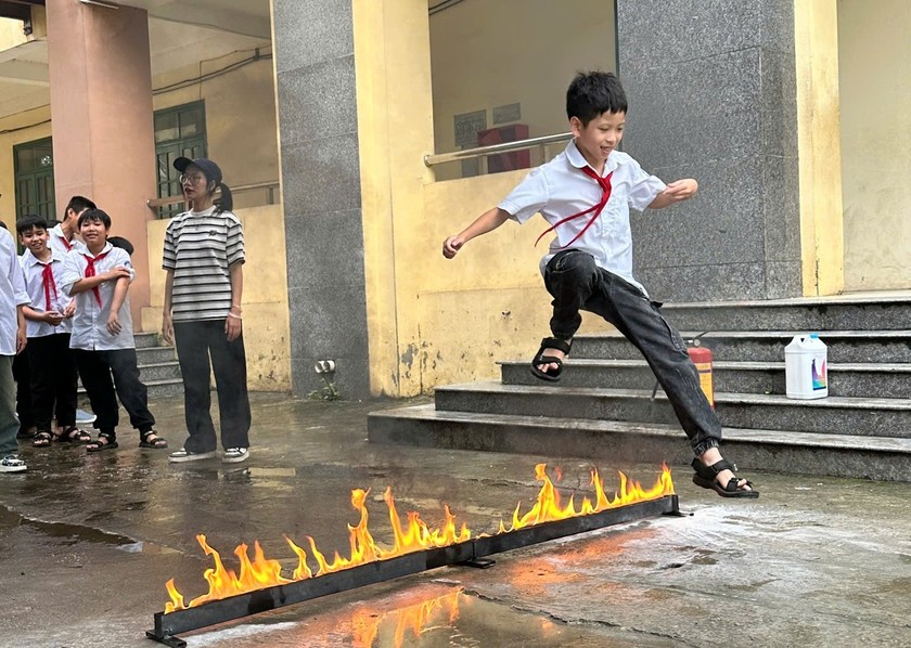 Học sinh trường THCS Hà Hồi thực hành vượt qua đám cháy. Học sinh trường THCS Hà Hồi thực hành vượt qua đám cháy.