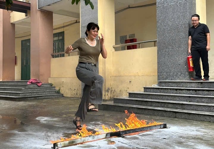 Giáo viên trường THCS Hà Hồi thực hành vượt qua đám cháy. Giáo viên trường THCS Hà Hồi thực hành vượt qua đám cháy.