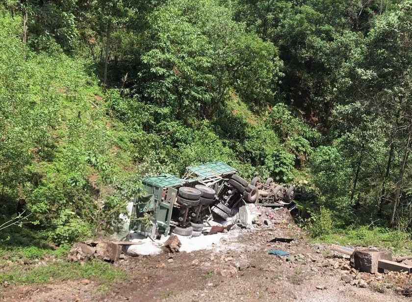 Xe đầu kéo bị hư hỏng nặng, may mắn tài xế chỉ bị xây xát nhẹ.