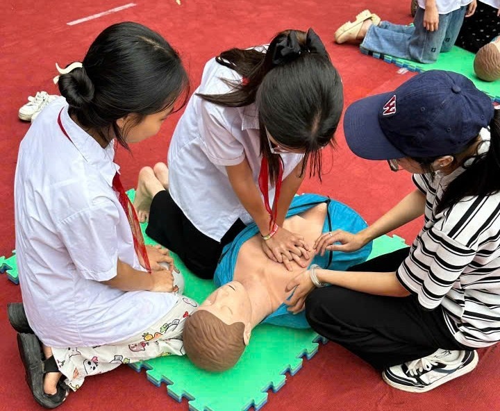 Thực hành kỹ năng sơ cấp cứu ban đầu với người bị ngừng tuần hoàn Thực hành kỹ năng sơ cấp cứu ban đầu với người bị ngừng tuần hoàn