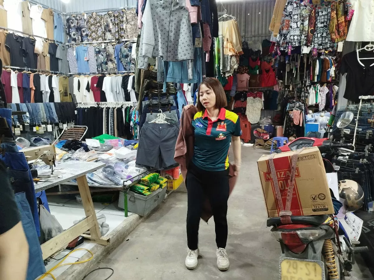 Áo chống nắng lên sàn, quầy chợ khuất bóng Áo chống nắng lên sàn, quầy chợ khuất bóng