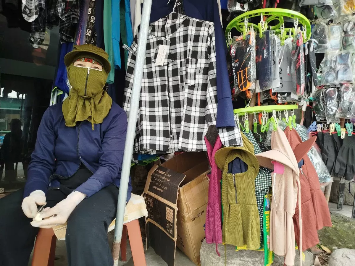 Áo chống nắng lên sàn, quầy chợ khuất bóng Áo chống nắng lên sàn, quầy chợ khuất bóng