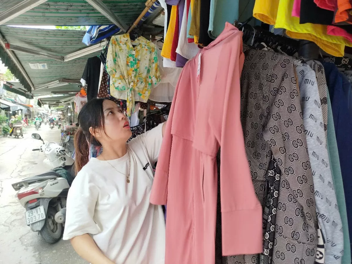 Áo chống nắng lên sàn, quầy chợ khuất bóng Áo chống nắng lên sàn, quầy chợ khuất bóng