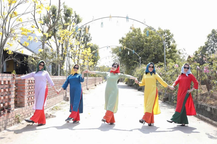 Du khách check in tại một trong những con đường mang tên các loài hoa